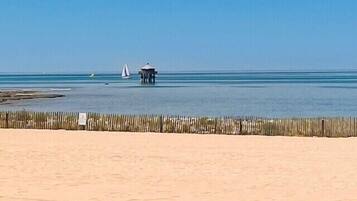 Una spiaggia nelle vicinanze