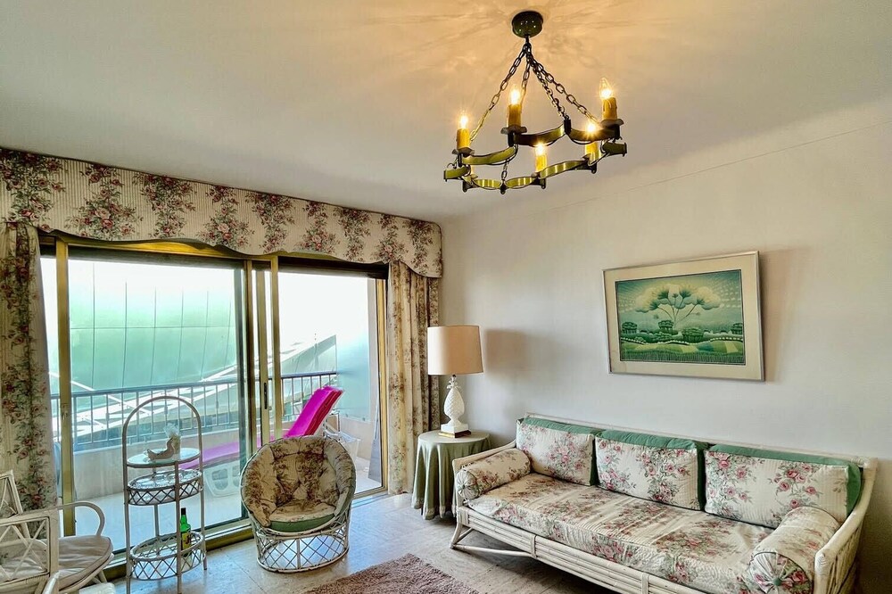 Bright 3 rooms - full center - sea view
