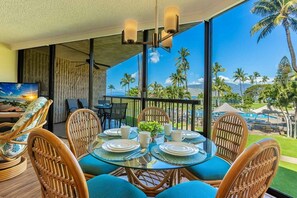 Condo, 2 Bedrooms | Dining
