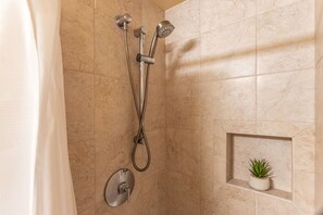 Condo, 2 quartos | Banheiro | Secador de cabelo, toalhas de banho, shampoo 