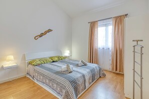 2 bedrooms, iron/ironing board, bed sheets