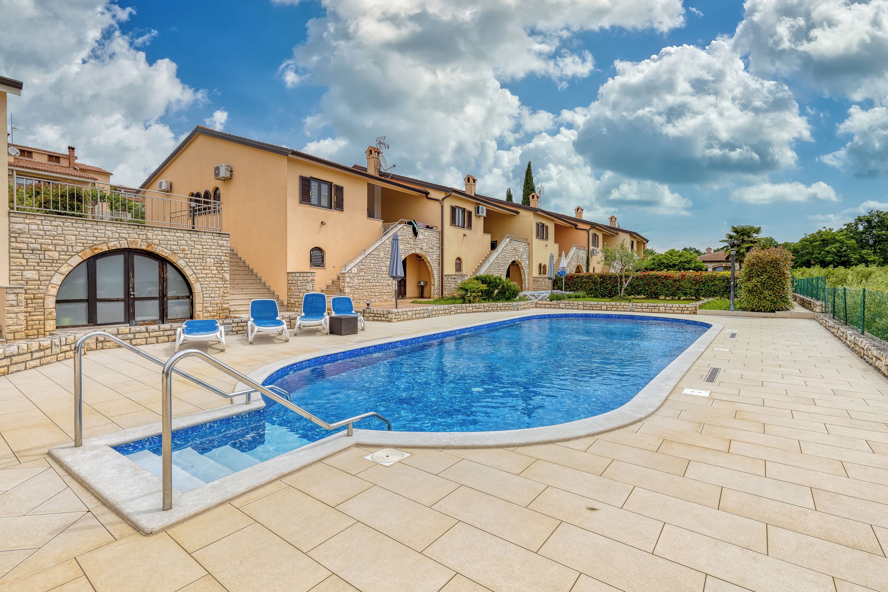 Außenpool (je nach Saison geöffnet)