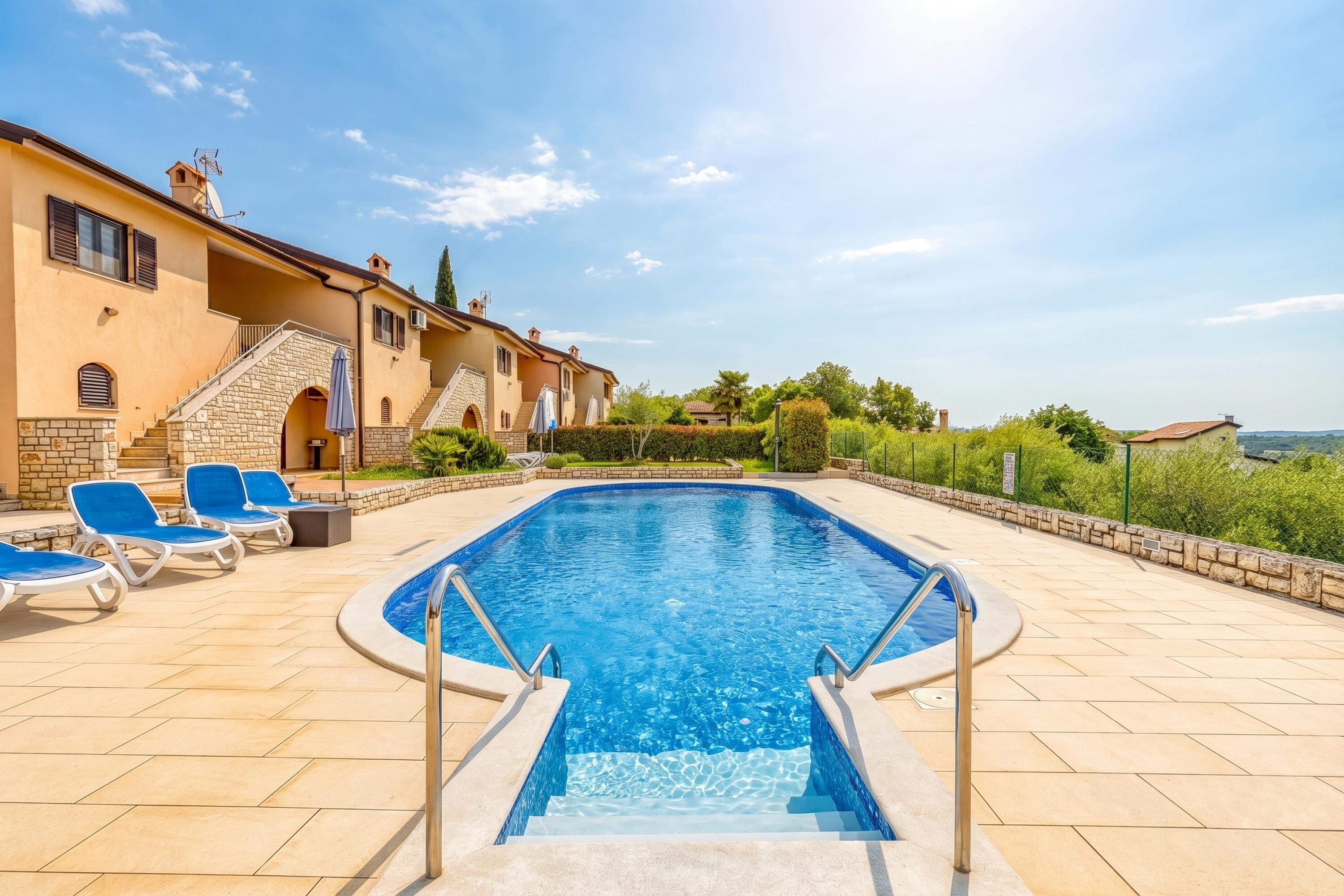 Een seizoensgebonden buitenzwembad