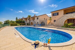 Casa familiar, varias habitaciones, 2 baños (Pool House Kristina near Poreč) | Alberca | Alberca al aire libre por temporada 