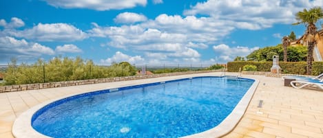 Casa familiar, varias habitaciones, 2 baños (Pool House Kristina near Poreč) | Alberca | Alberca al aire libre por temporada