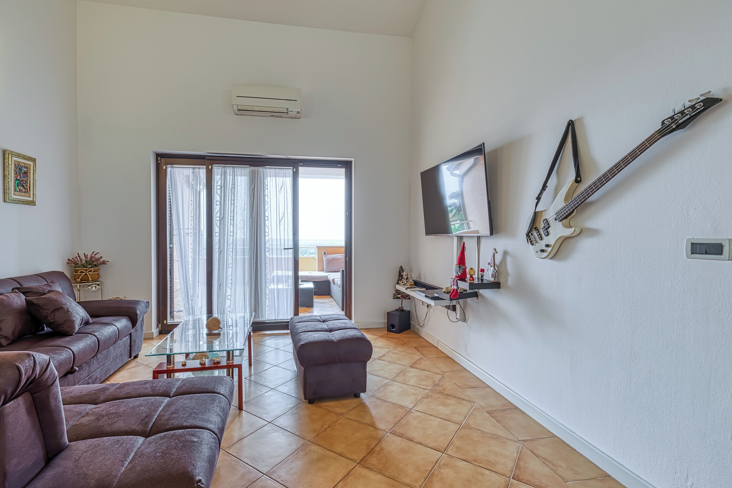 21-Zoll-Fernseher mit Satellitenempfang, Kamin, Videospielkonsole
