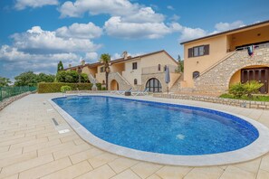 Casa familiar, varias habitaciones, 2 baños (Pool House Kristina near Poreč) | Piscina | Una piscina al aire libre de temporada