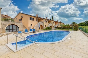 Casa familiar, varias habitaciones, 2 baños (Pool House Kristina near Poreč) | Alberca | Alberca al aire libre por temporada 