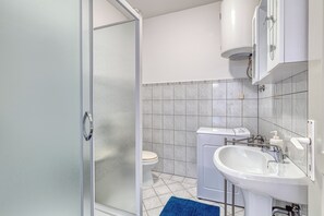 Family House, Multiple Bedrooms, 2 Bathrooms (Pool House Kristina near Poreč) | Bathroom