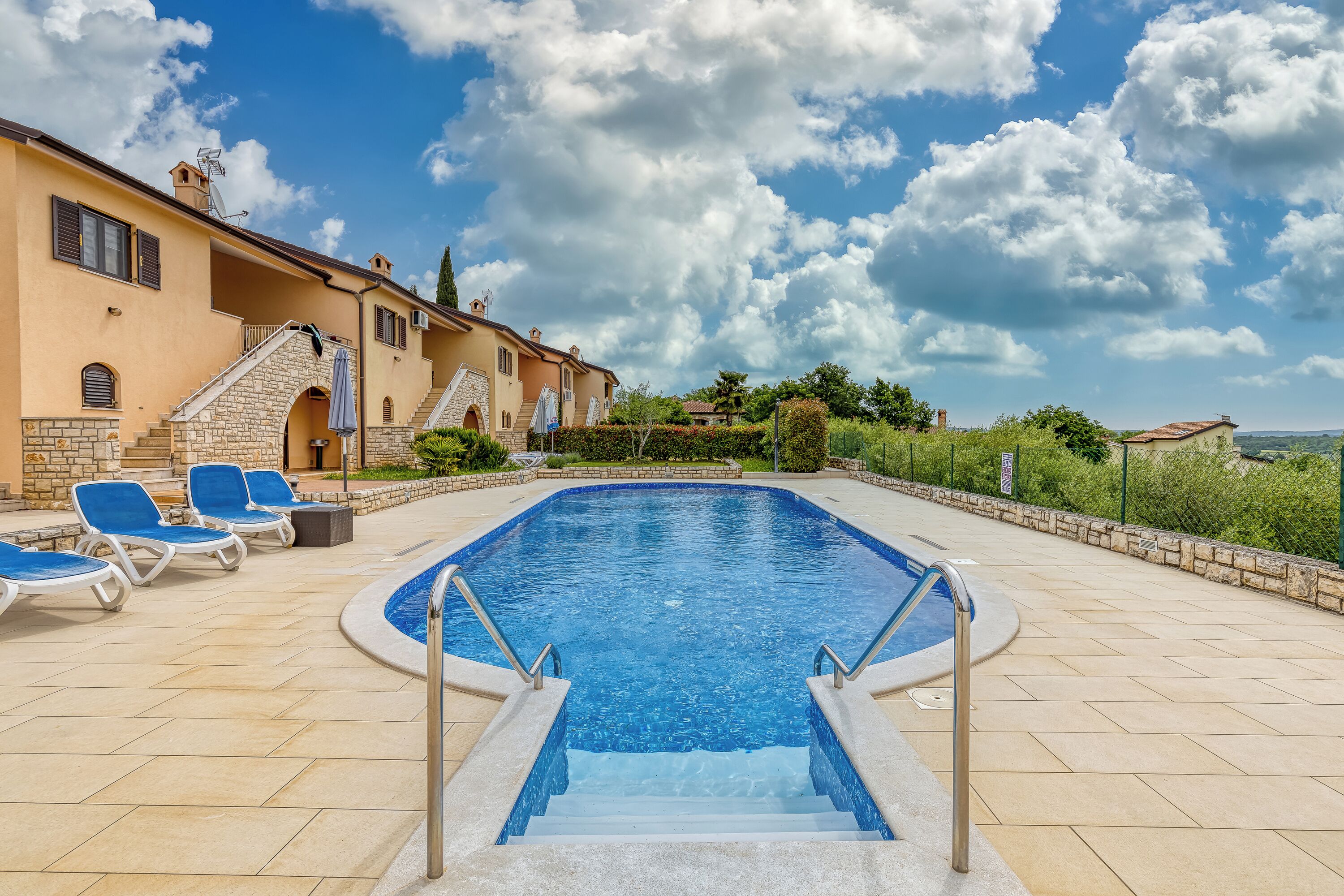 Una piscina al aire libre de temporada