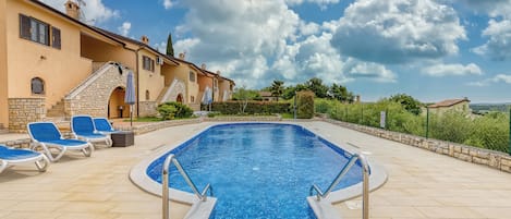 Una piscina al aire libre de temporada