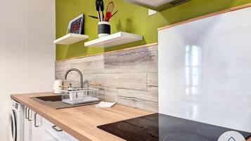 冷蔵庫、電子レンジ、オーブン、コンロ