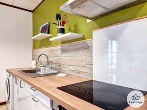 Réfrigérateur, four à micro-ondes, un four, surface de cuisson