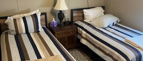 2 quartos, ferros/tábuas de passar roupa, Wi-Fi, roupa de cama