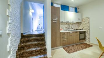 Kühlschrank, Ofen, Wasserkocher mit Kaffee-/Teezubehör, Wasserkocher