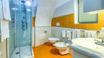 Douche, sĂšche-cheveux, serviettes fournies