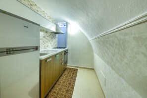 Fridge, oven, coffee/tea maker, electric kettle
