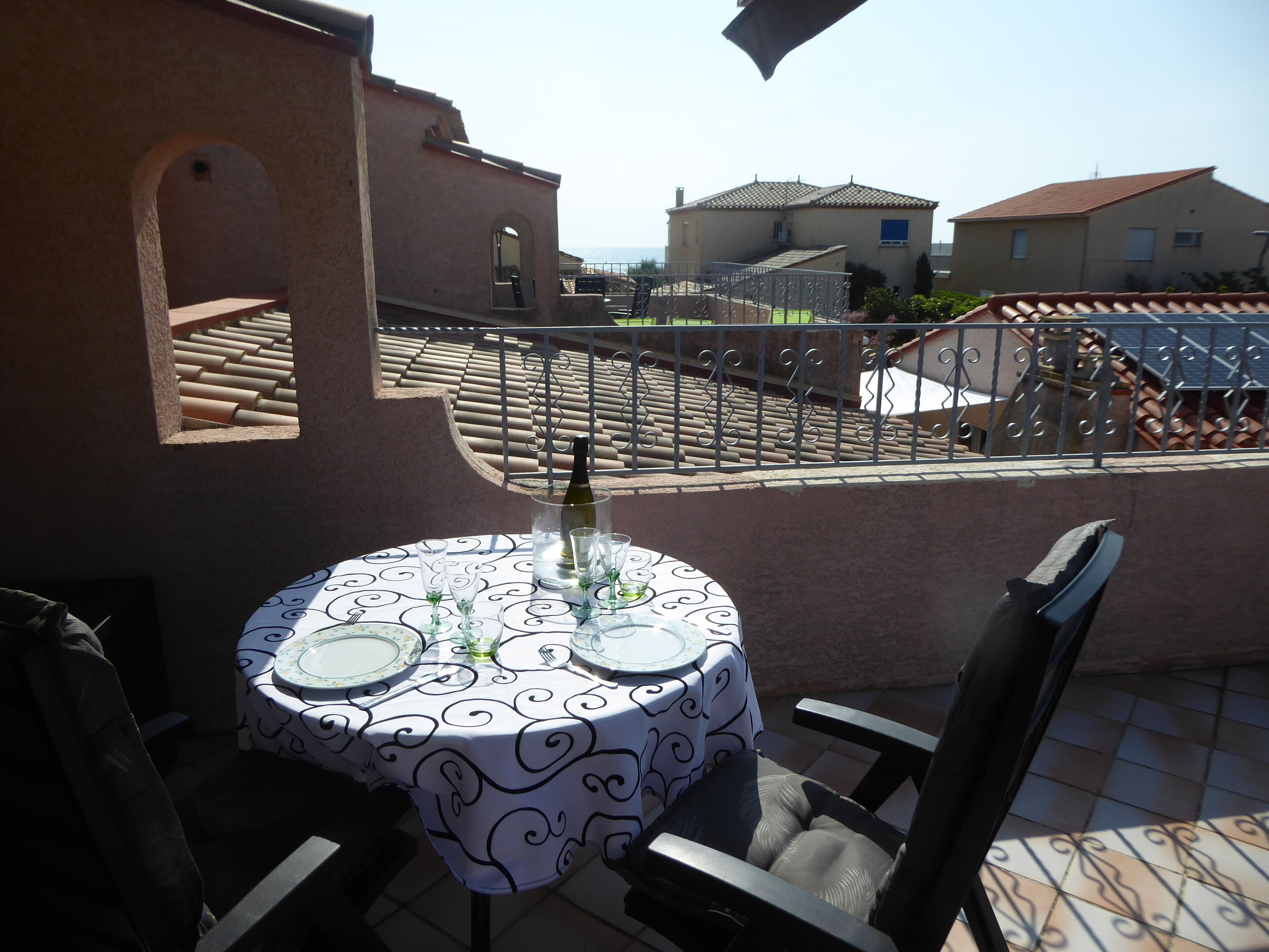 Appartement Avec Terrasse et Piscine au Bord de mer