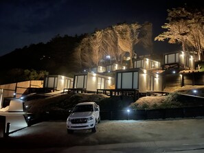 Front of property – evening/night - Recondito Lodge (Pichilemu)