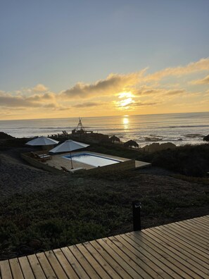 Seasonal outdoor pool, open 9:00 AM to 9:00 PM, pool umbrellas - Recondito Lodge (Pichilemu)