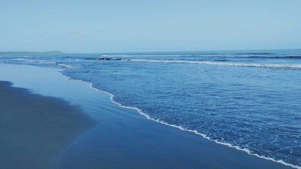 Ein Strand, auf den sanft Wellen laufen.