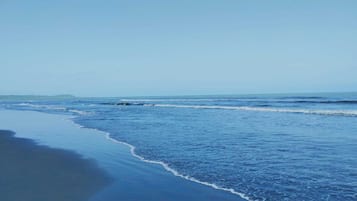 Na praia, espreguiçadeiras, toalhas de praia