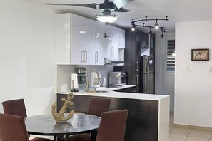 Frigorífico, microondas, placa de cocina y cafetera o tetera