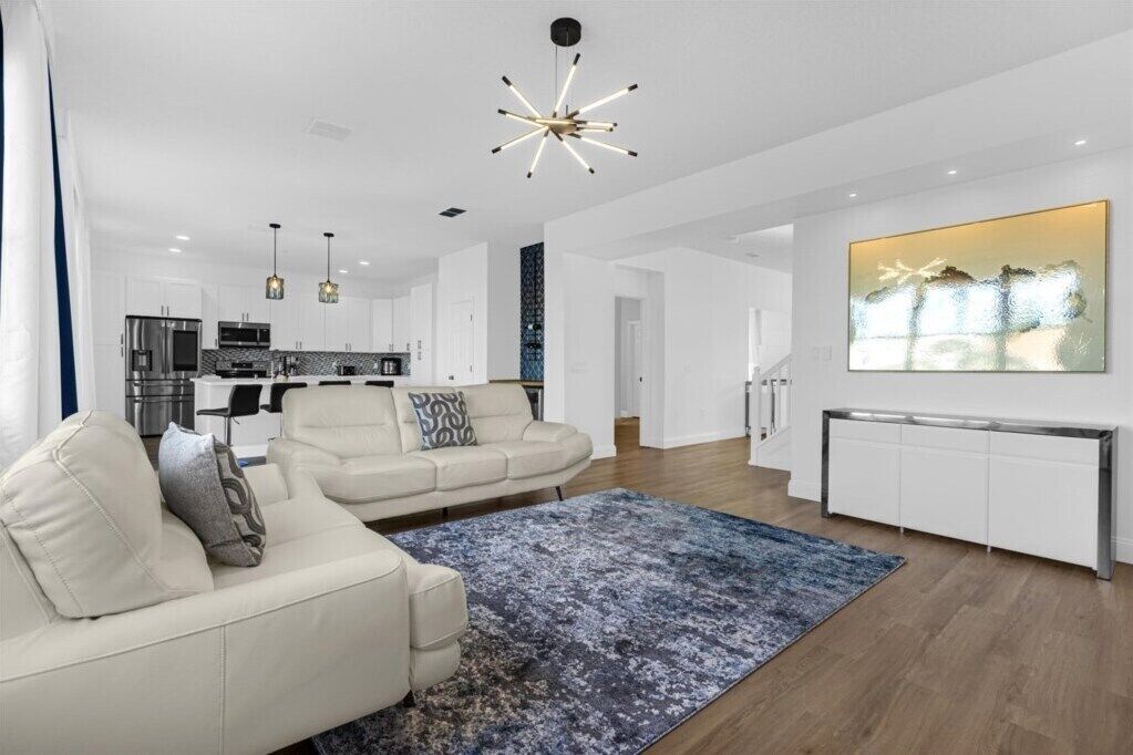 6 Bedrooms/ 3.5 Bathrooms/ Liberty Village (4539 PC)