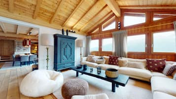 Een televisie, een open haard en een dvd-speler