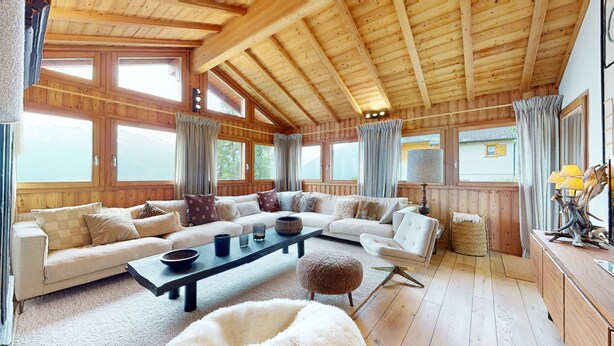 A spacious living room with a wooden ceiling, large windows, a sofa set, a coffee table, and a fireplace. - Arnold LUXE & COSY Chalet for 14 People in Les Masses (Les Masses)