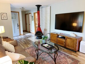 Smart-TV, Kamin, DVD-Player, Bücher