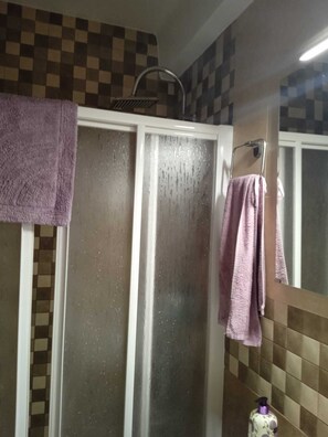 Dusche, Haartrockner, Handtücher, Toilettenpapier