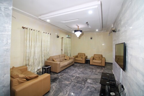 LUXURY HOME 4Bedroom Secured