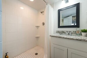 Shower - Downtown Hideaway on trendy Denton square (Denton)