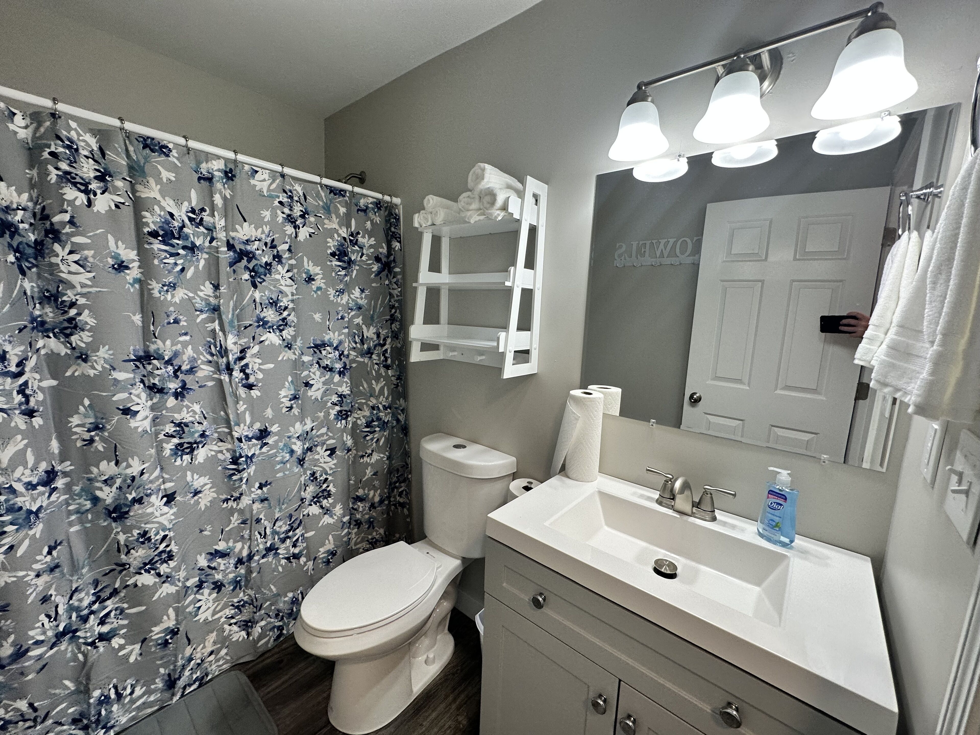 Beautifully remodeled duplex near the ark encounter. This listing is for 1 side.