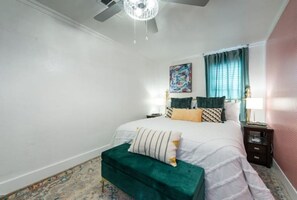 2 bedrooms, WiFi - The Funky Flat-steps from Denton's nightlife! (Denton)