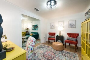 Living area - The Funky Flat-steps from Denton's nightlife! (Denton)