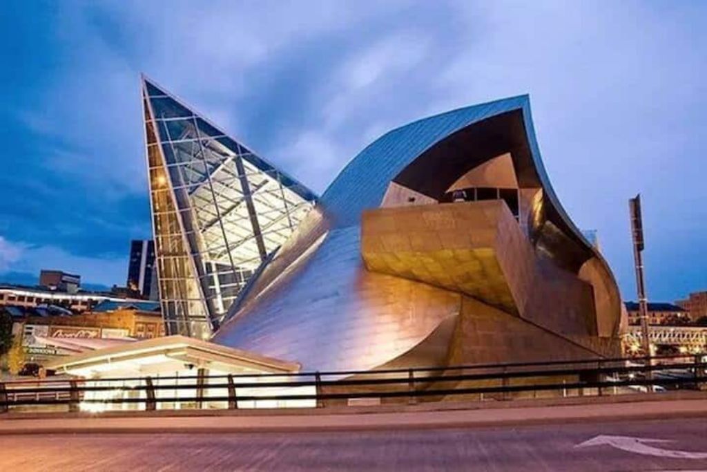 The 611 Loft. Central Downtown Location