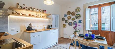 Kühlschrank, Mikrowelle, Ofen, Herdplatte