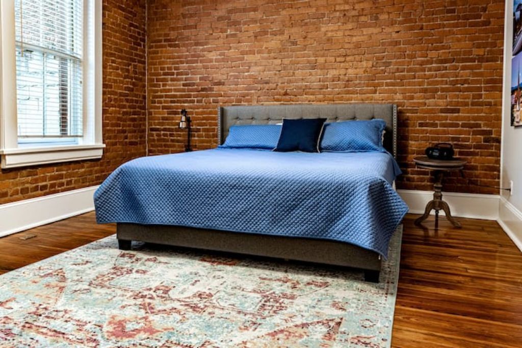 The Railhouse Loft. Central Downtown Location