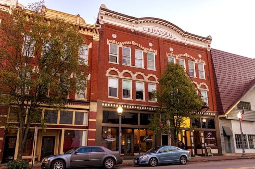 The Railhouse Loft. Central Downtown Location