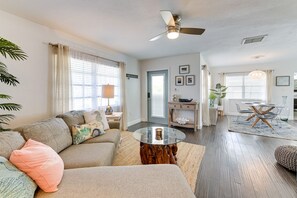 TV, books, printers - 4 Mi to Siesta Key Beach: Sunny Home w/ Hot Tub! (Sarasota)