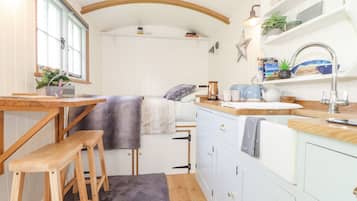 Refrigerador, tetera/pava eléctrica, tostadora, utensilios de cocina