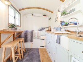 冷蔵庫、電気ポット、トースター、調理器具と食器