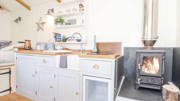 雪櫃、電熱水壺、多士爐、廚房用具/餐具/器皿