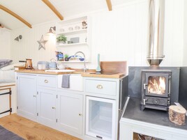 冷蔵庫 、電気ポット、トースター、調理器具と食器