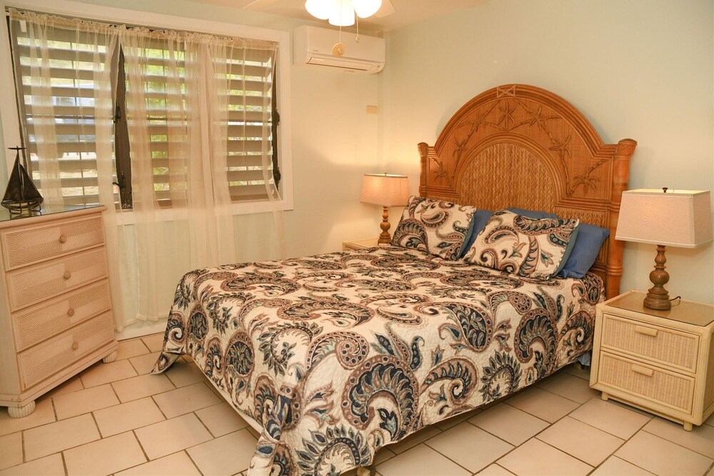 2 bed,2 bath is located in the Condominiums of Schooner Bay! Steps from