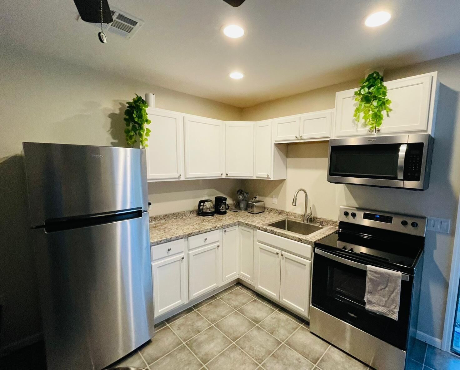 Microondas, horno, parrilla de estufa y cafetera y tetera 