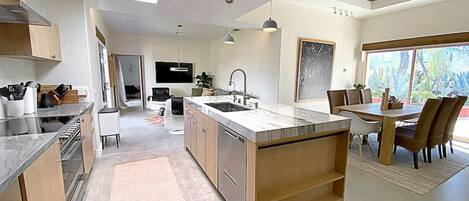 Refrigerador, microondas, horno, placa de cocina