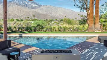 Een verwarmd zwembad